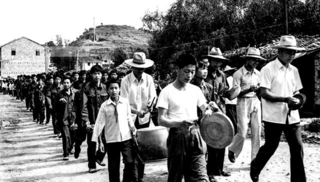 1972年，空军副司令曹里怀中将的侄孙报名参军，通过体检考核。然而县武装部政审时