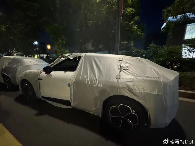 新车速递【小米YU7新车色曝光将于月底上市】根据图片我们可以看到，新车采用了白