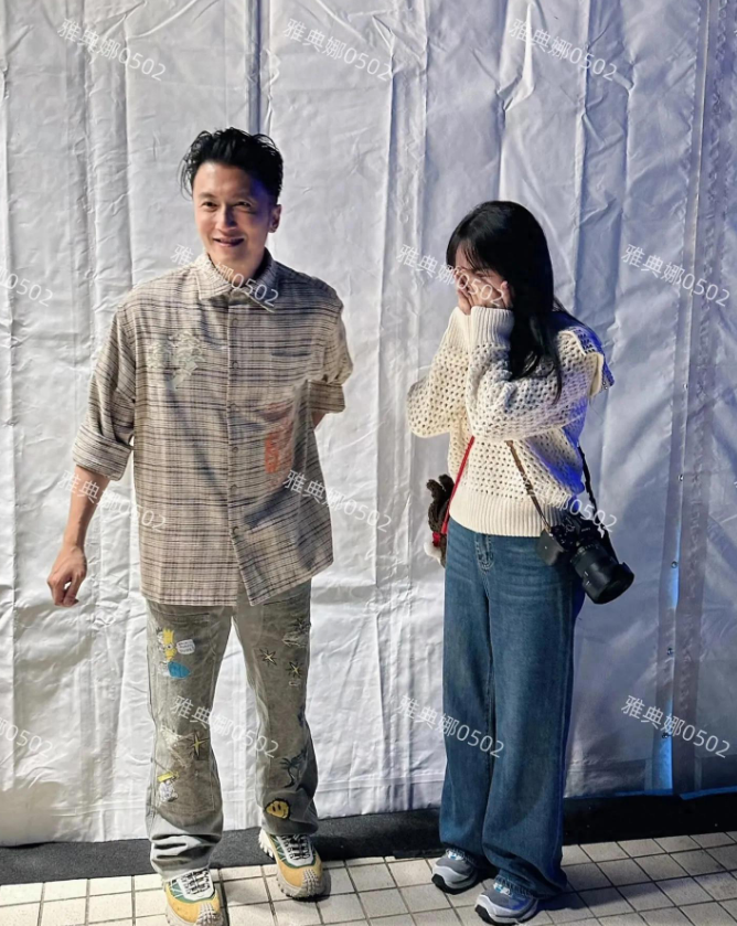 谢霆锋好瘦小本人并不酷笑起来很温柔，女粉丝面对他害羞的直捂脸