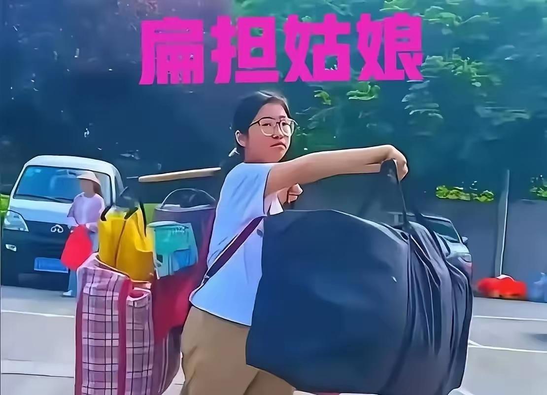 2025年9月，在广西科技师范学院的新生报到现场，当满大街都是豪车、昂贵拉杆箱和