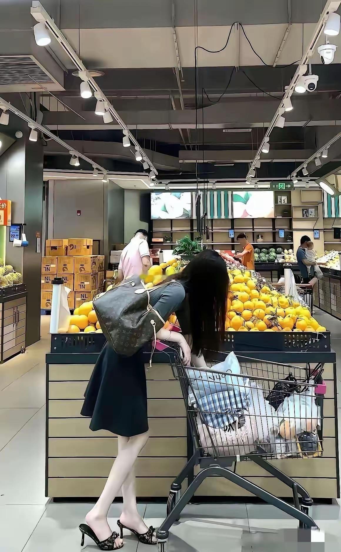 一般，好看的女孩子，皮肤都白[笑着哭]