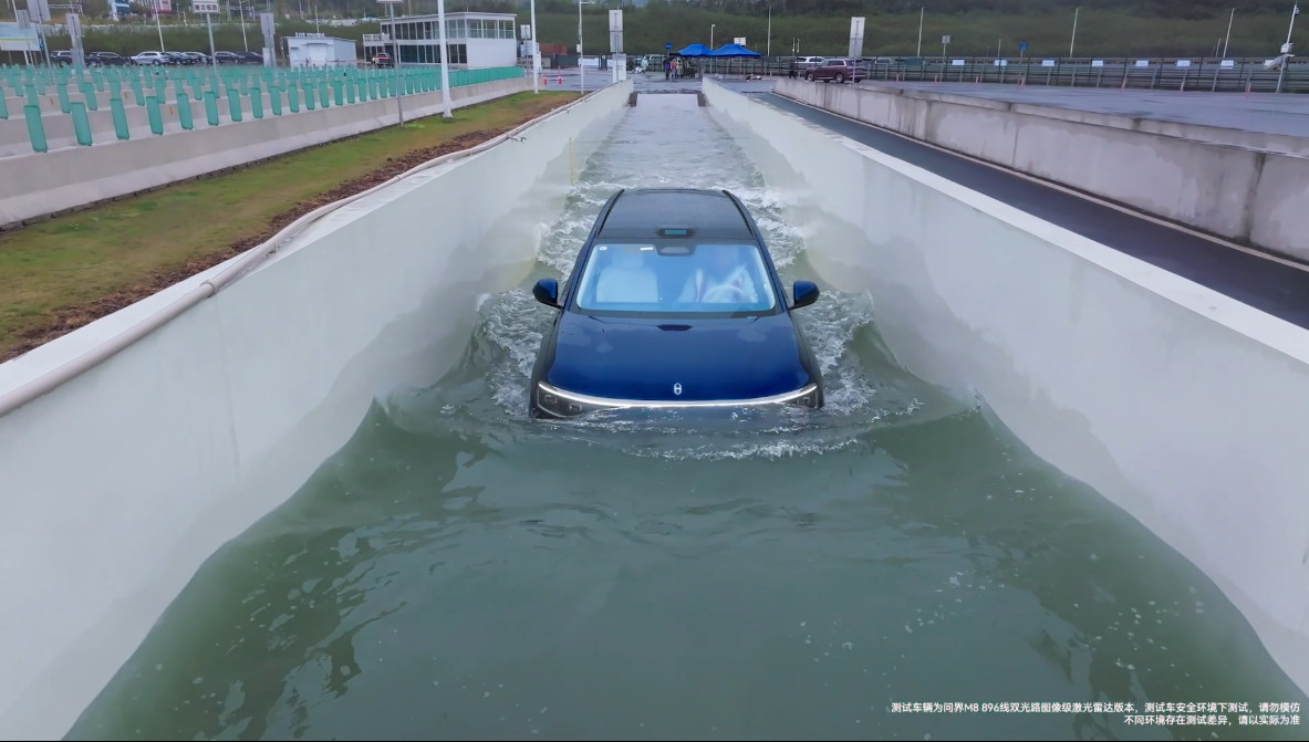 问界M8这次焕新升级挺有看头，而且还新增了“瑞红”和“湛蓝”两款专属车色，可以说