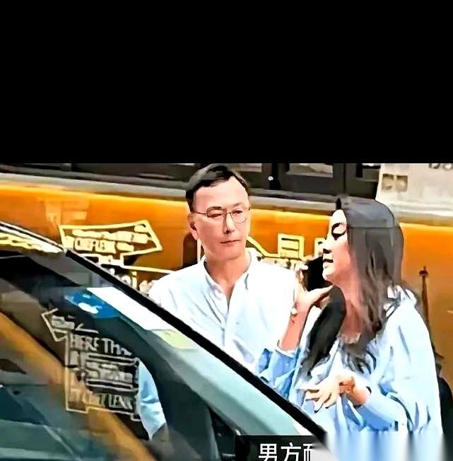 47岁的廖碧儿，和70岁的吕礼章，穿着一模一样的蓝色情侣衬衫在街头约会。看到这