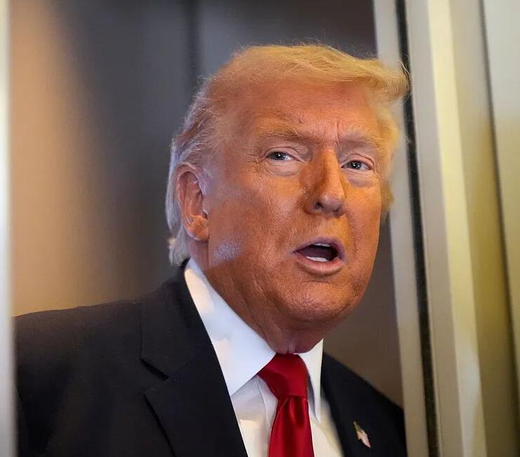 猛地一下炸锅了！国际油价一下子冲到了100美元，美股狂跌车主叫苦连天，可特朗普一