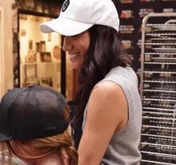 基因强大到没朋友！莉莉贝特最新侧颜照，简直是哈里王子“复制粘贴”。最新曝光的