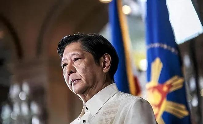 “顶级富二代”马科斯最近很疯狂，很快中期选举，他直接上演“炸胡”：重新炒作涉华议