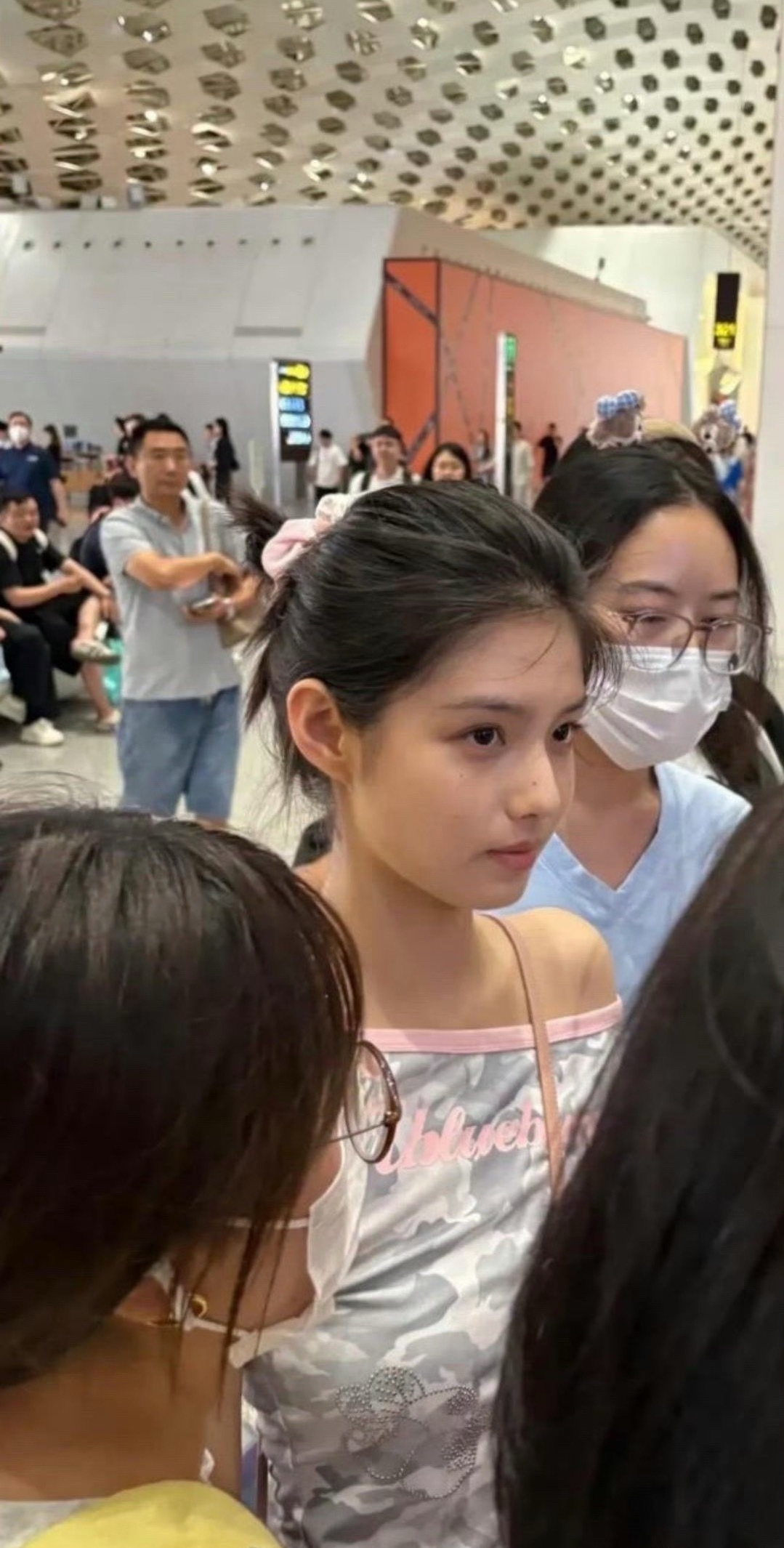 感觉因为黄杨钿甜，去机场的艾米连项链都赶紧摘了，这新闻敏感度可以[思考]​​​
