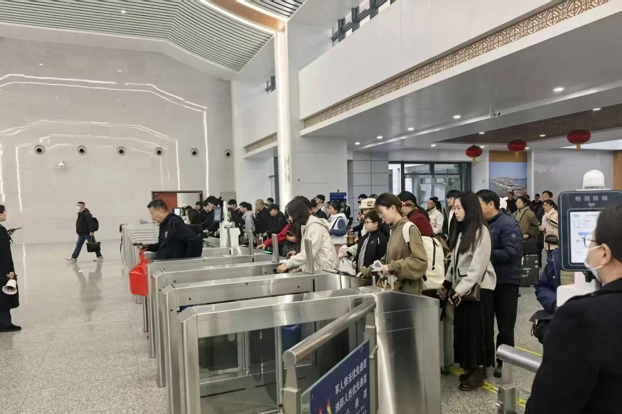 从1月26日起，潮汕站正式切换新列车运行图，这次调整让粤东出行更方便了。潮汕