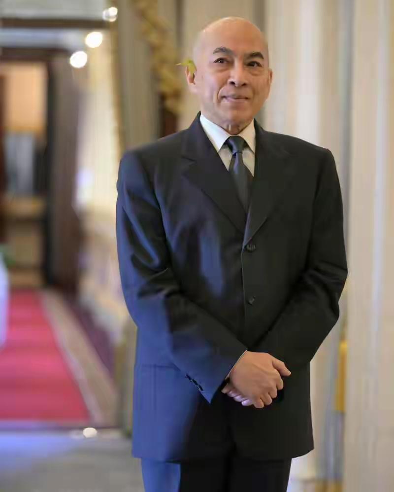 这是72岁的柬埔寨国王西哈莫尼陛下，这张相片看着并不算英俊。但是想想他的年纪，