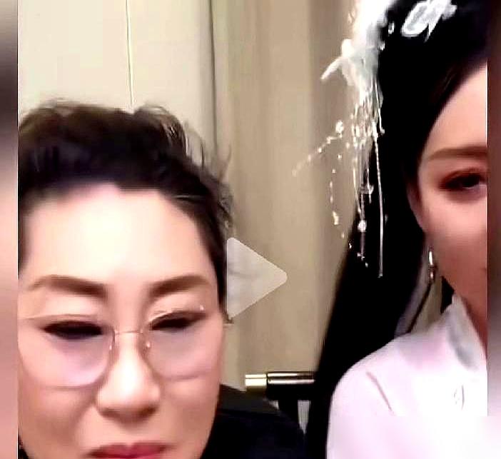 郭德纲当着几亿网友的面，开口就叫“开封王婆”一声“婶子”！这事一出，所有人