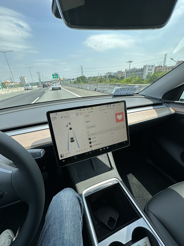 提了特斯拉卡宴都快生锈了油车开腻了，天天刷到特斯拉买了一辆回来玩玩，别说开着还