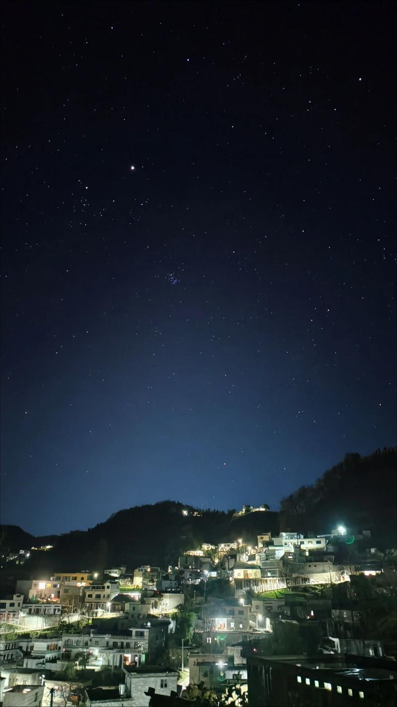 抬头看夜空，最直观的感觉是黑。但这个看似理所当然的现象，在科学上却藏着一个长期困