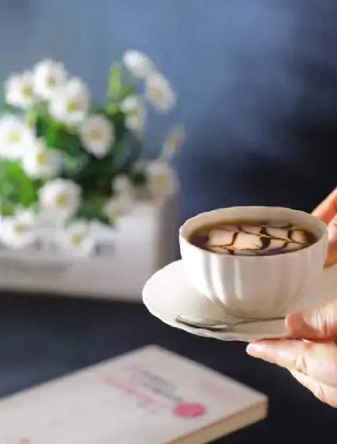 人生这趟路，很多人在忙着追赶别人眼里的成功，结果把自己搞得心慌意乱；有的人又太怕