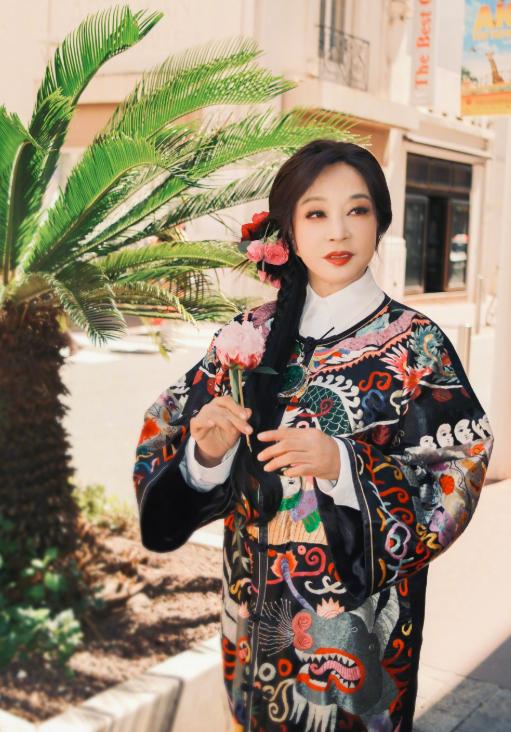 这就是刘晓庆的底气！当鄂温克族老人玛妮颤巍巍的从座位上站起来说她认识刘晓庆的时候