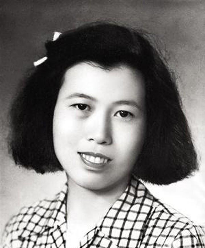 冯小刚母亲年轻时的留影，这一张黑白照，拍摄于上世纪50年代的北京，主人公是冯小刚