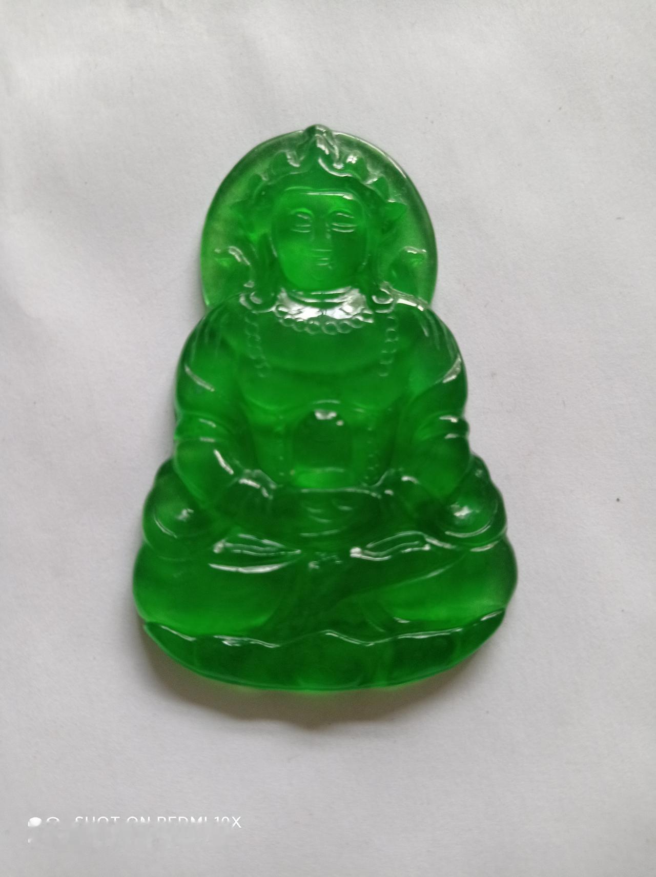 玻璃种帝王绿翡翠观音，堪称人间瑰宝！玻璃种质地纯净细腻，透明度极高，宛如一汪清