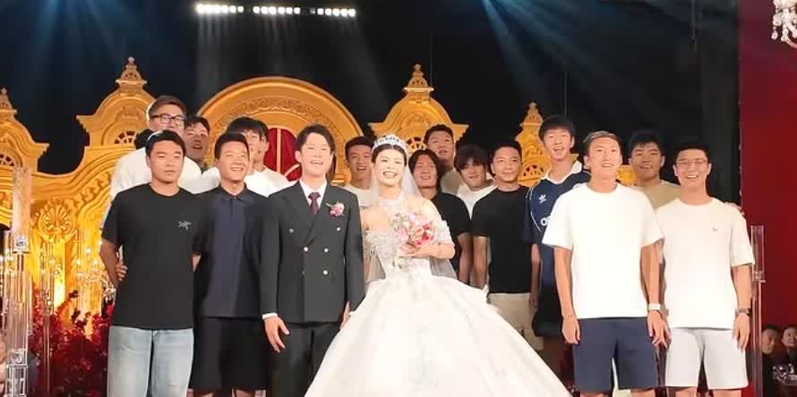 大连英博守门员大婚，马莱莱去哪儿了？9月1日，大连球员葛彭举行了婚礼，大连英