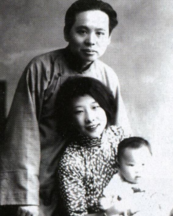 1967年正月初六早上，张恨水得知一则消息，随后脸色苍白，手微微颤抖，次日，家人