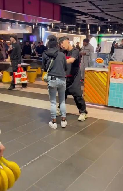 对于“零元购”无需容忍，不用惯着，办她！ 说真的，最近刷到这则视频时，我拳头