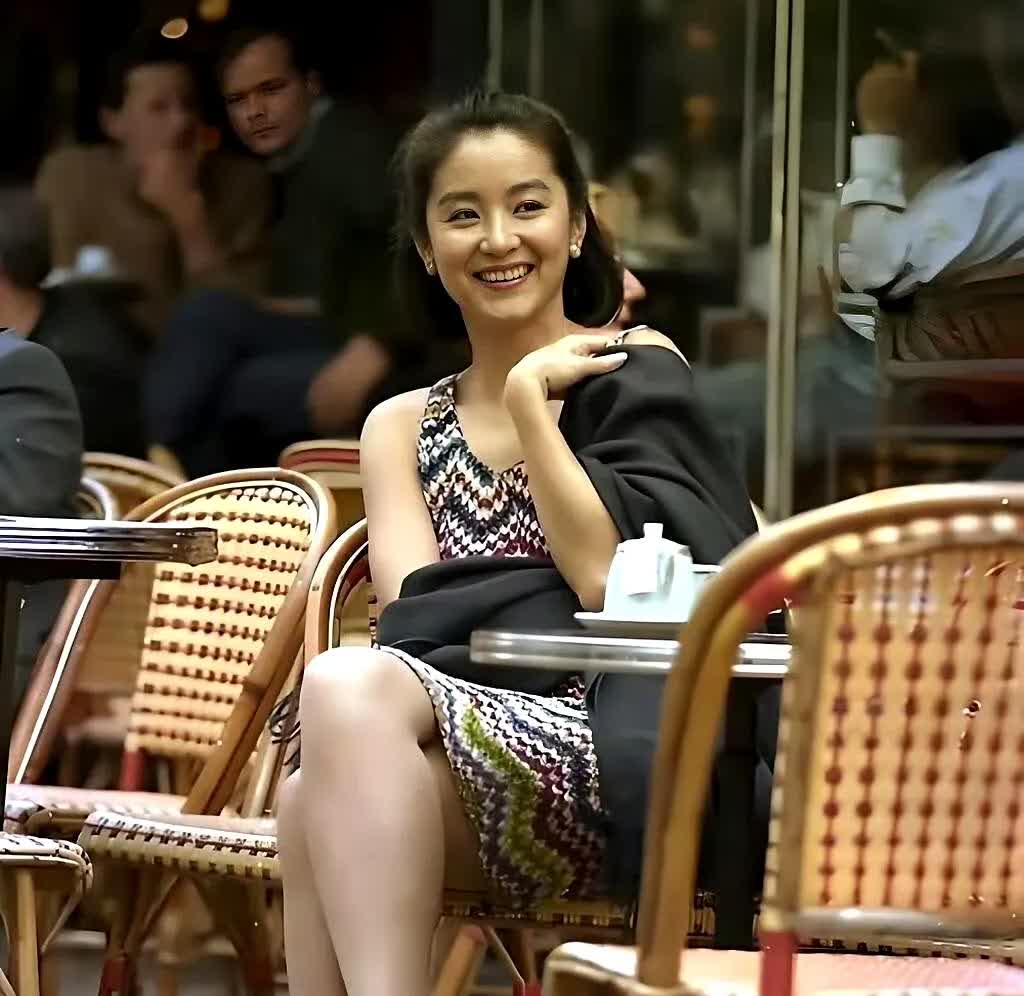 林青霞在欧洲旅行时的照片，俊雅清冷，真是美了一辈子。路人镜头下的她穿一条花纹吊带