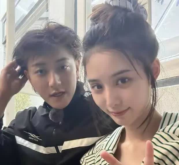 黄子韬又来撒狗粮了！5月30号，他直接晒出和徐艺洋的出游照，一句“老婆兄弟”甜齁