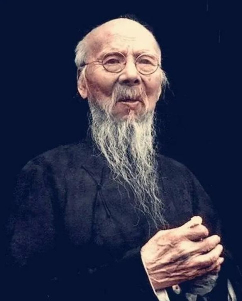 1950年，齐白石儿子家被划为地主，财产全部充公，还要遭受批斗枪毙。这让齐白石惶