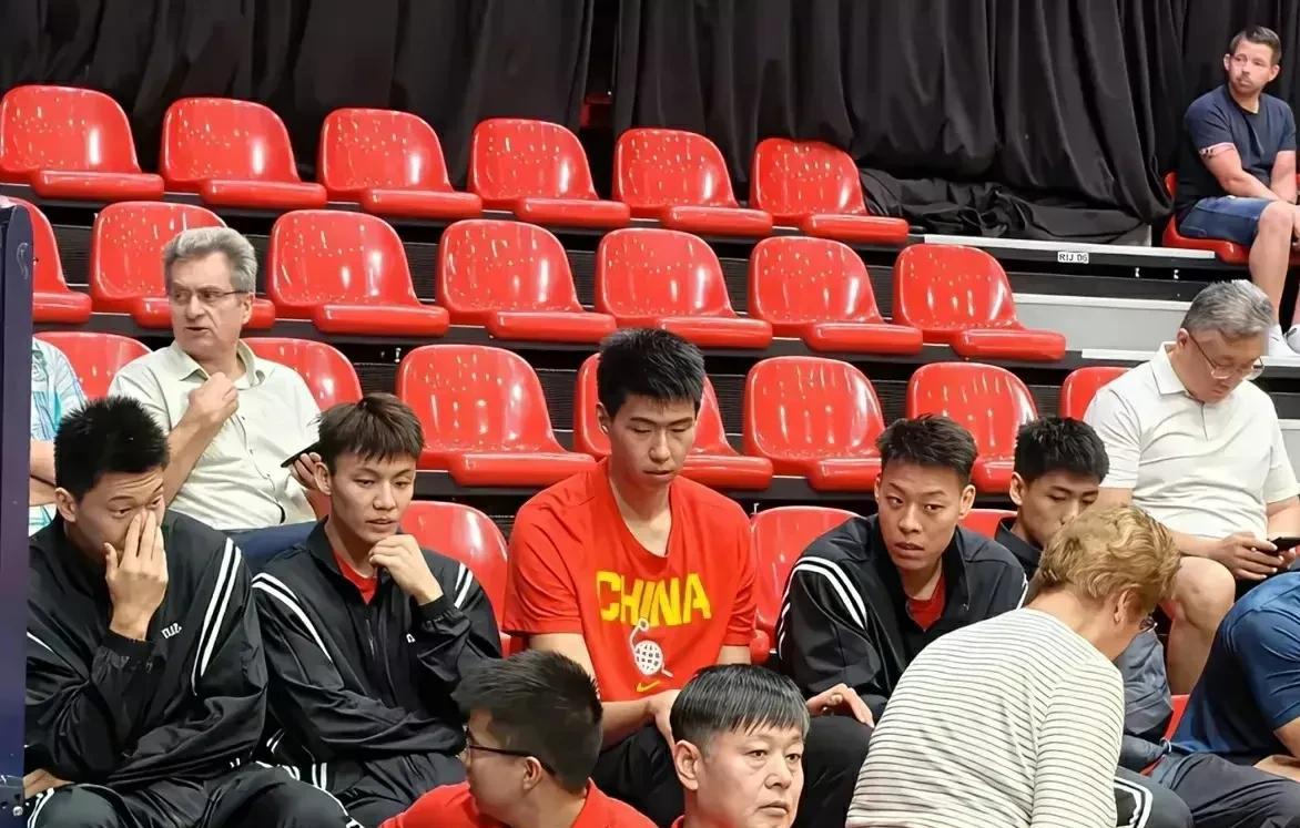 这次郭士强的中国男篮国家队似乎是放弃了徐杰，去欧洲拉练比赛没怎么给徐杰机会，上一