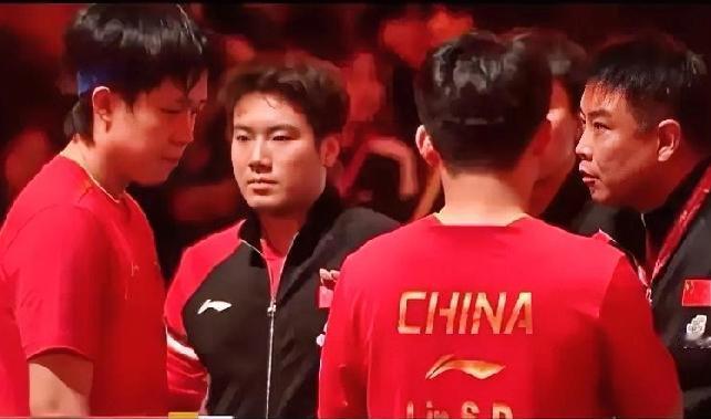 王楚钦配林诗栋1比2输日本，真让人有些摸不着头脑！王楚钦真不是跟谁搭都顺！他