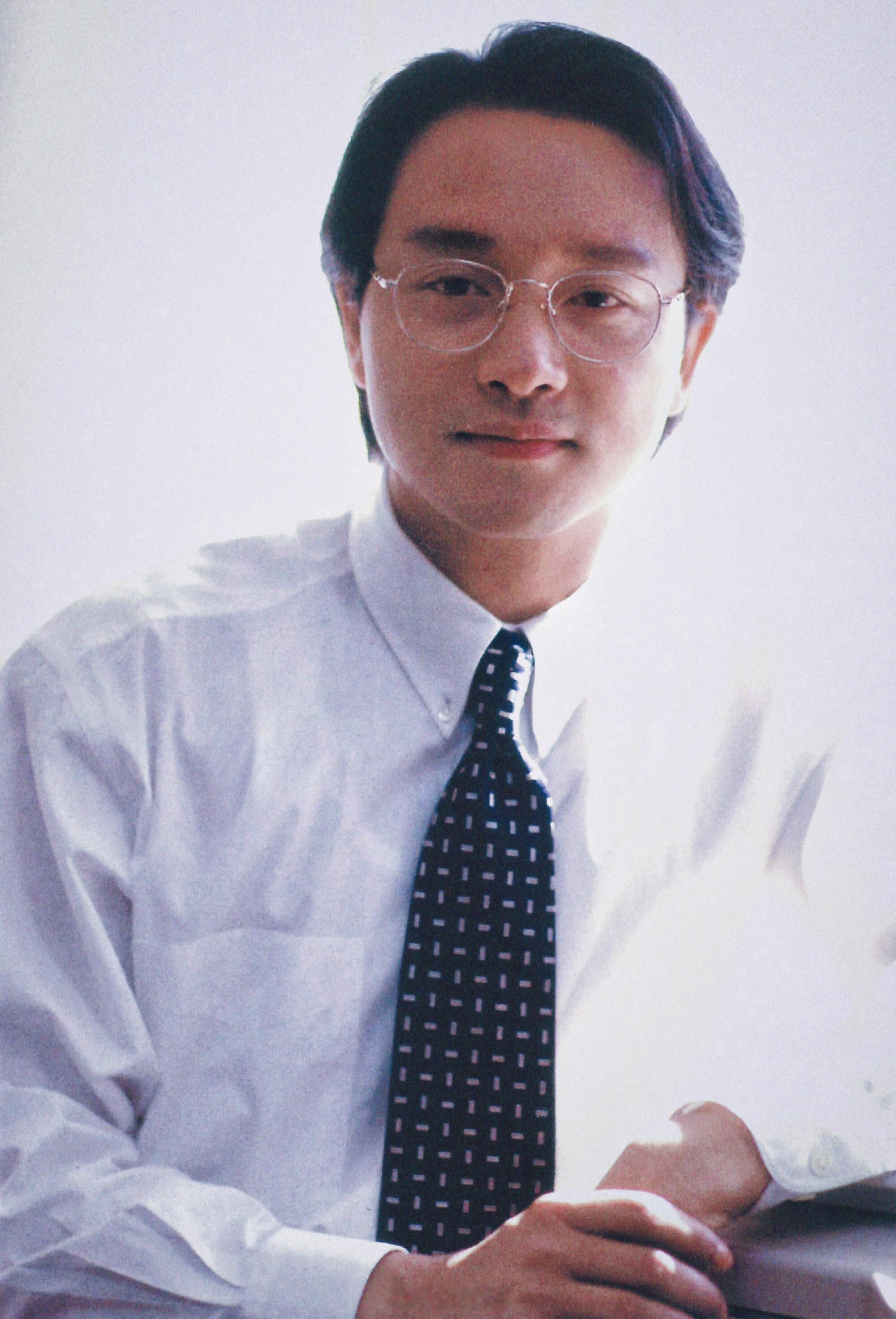 可以脑补多少篇办公室恋文，俊帅满分💯，一眼就脸红心跳💗——对眼镜👓Lesl