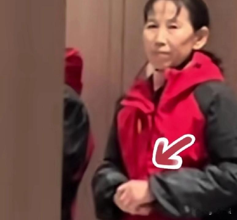 1月27日，陕西一女子去妈妈工作的地方，发现妈妈正在被领导训斥，已经上了年纪的妈