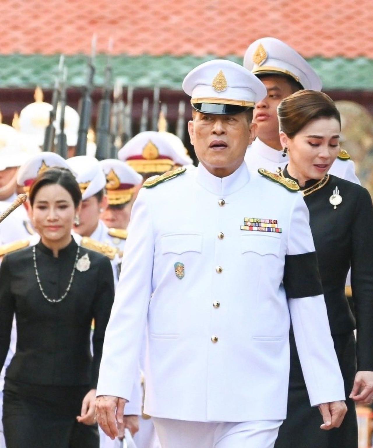 泰王带着一后一妃亮相，苏提达表情管理失败2025年11月6日下午5时27分，国