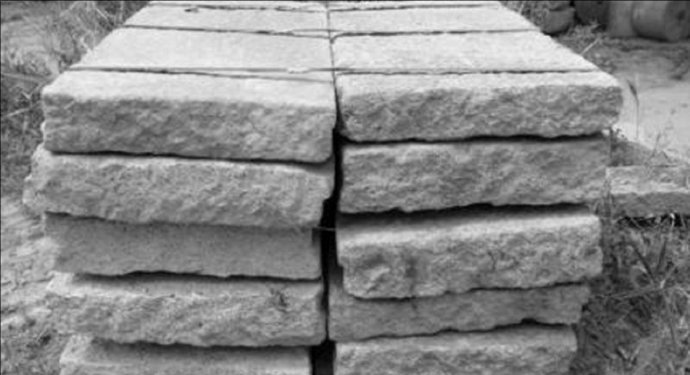 古代有种酷刑叫“挤压刑”，让犯人躺在锋利的刀刃上，再在胸口放上一块门板，往门板上