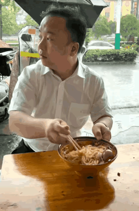 大哥和美女同桌吃饭，眼睛只顾盯着美女看，一边看美女，一边还拌着碗里的饭，哪知道自