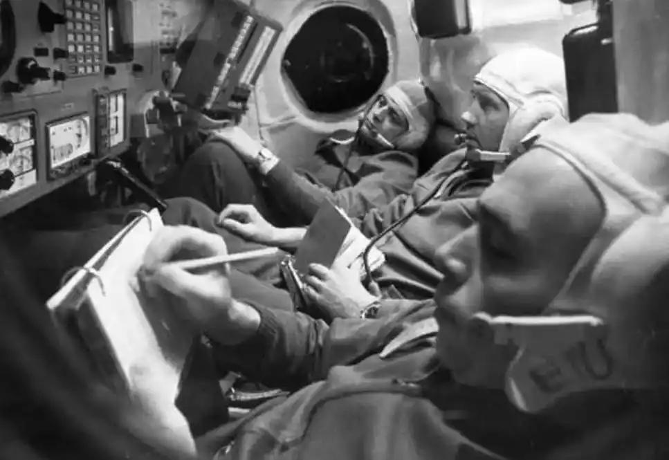 用行政命令来搞科学研究，傻子都知道，这是违背科学精神的，也是违背科学常识的。只有