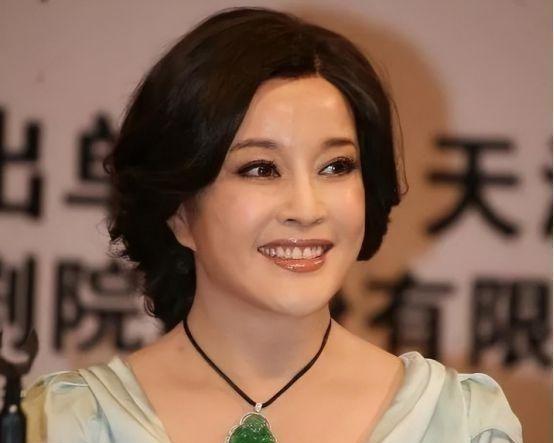 1988年，召开全国政协会议时，原国民党军统特务沈醉告诉刘晓庆一个秘密：“如果当