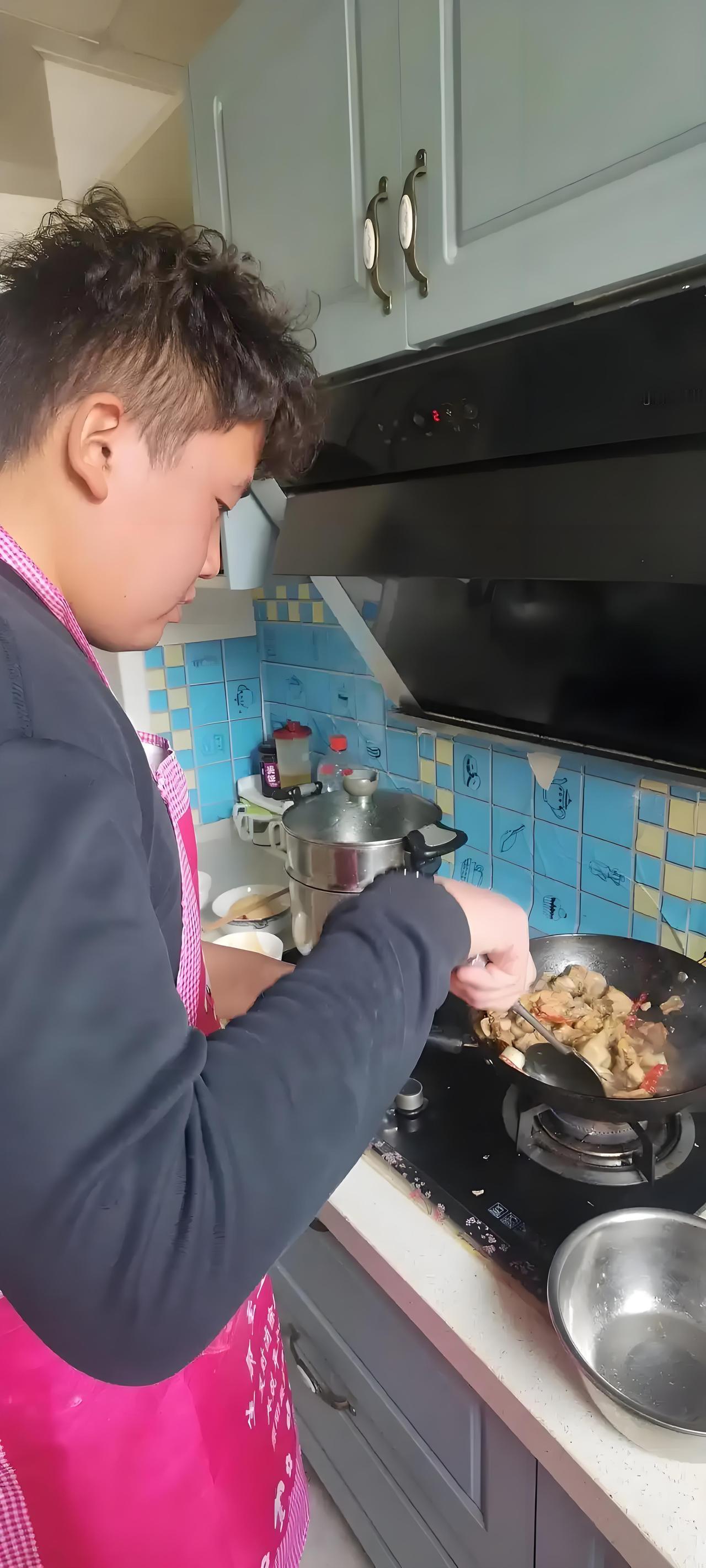 男人也应该做饭你赞成吗男人做饭，不是“该不该”的道德绑架，而是“愿不愿”的主动选