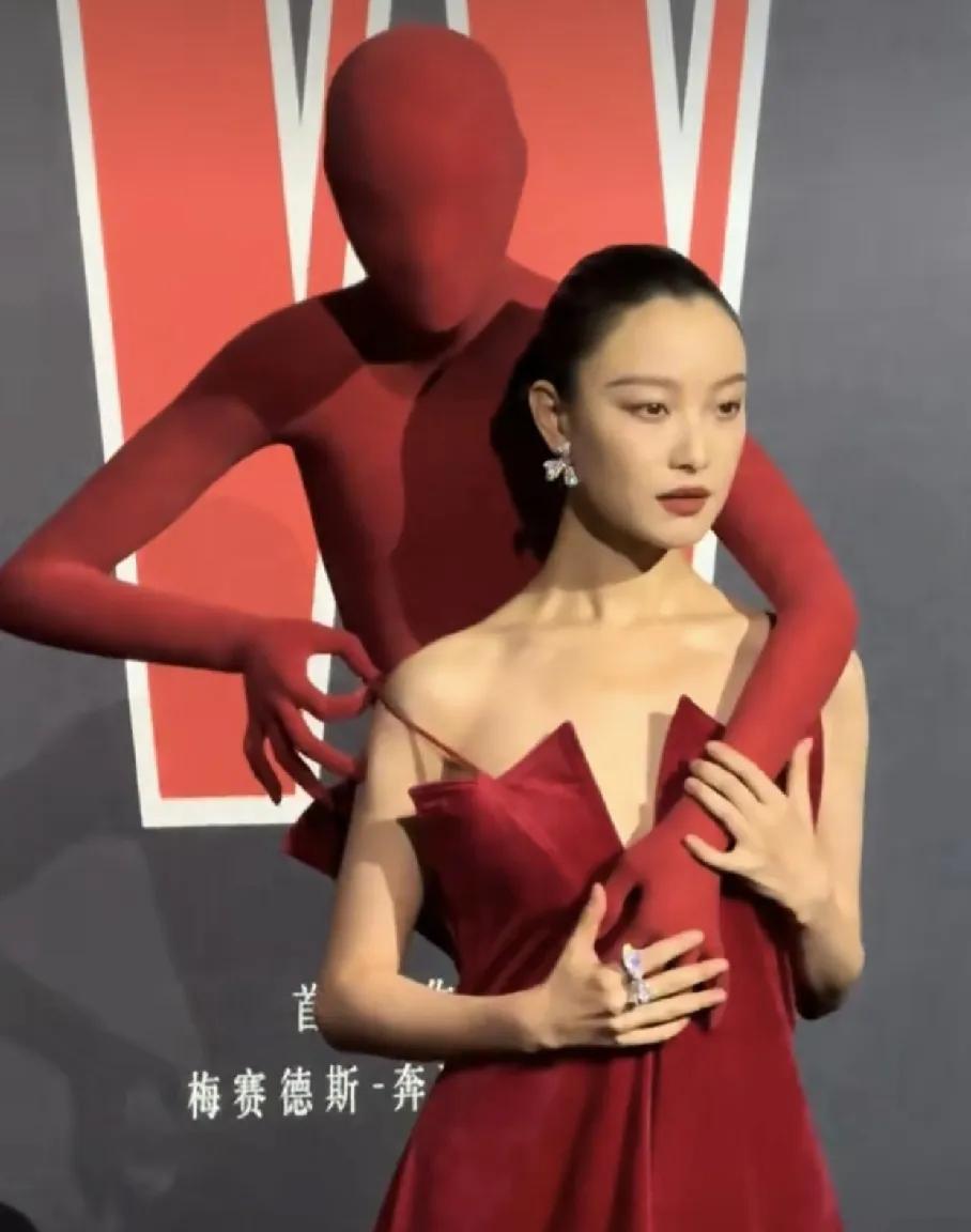 哪位大神能给我解析一下今晚倪妮这一身造型的艺术[哭哭]我专门去看了一下原版