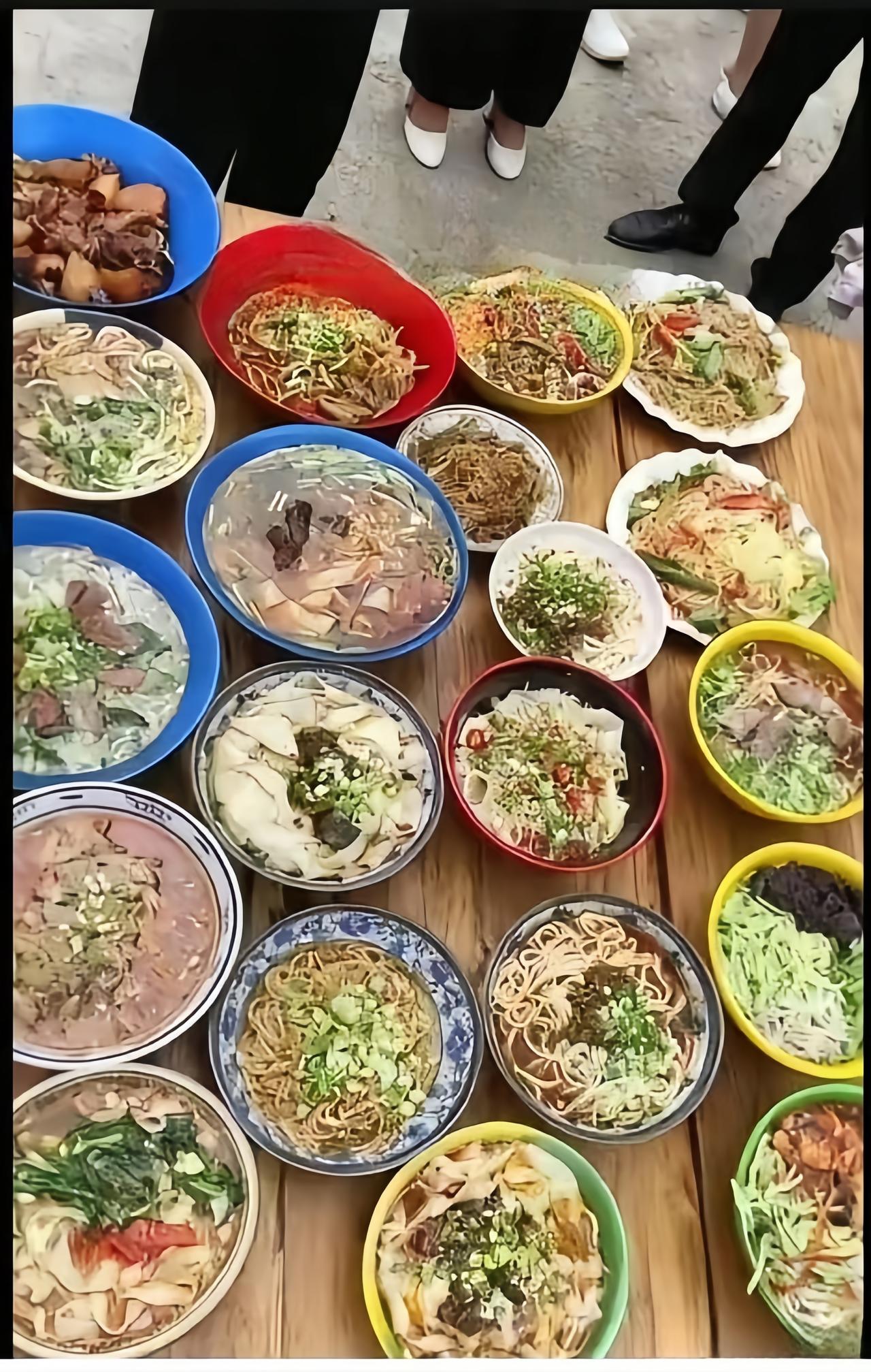 去山西做客，主食都吃饱了，菜还没上来。看看这一桌子各式各样的面食：拉面、扯面