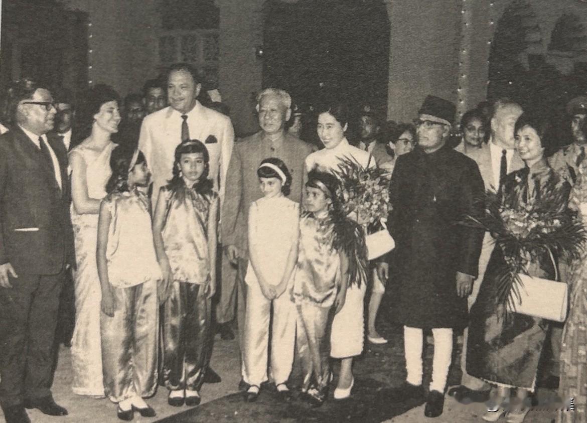 1966年3月，刘少奇、王光美访问巴基斯坦，后者气质真好。王光美生于1921年9