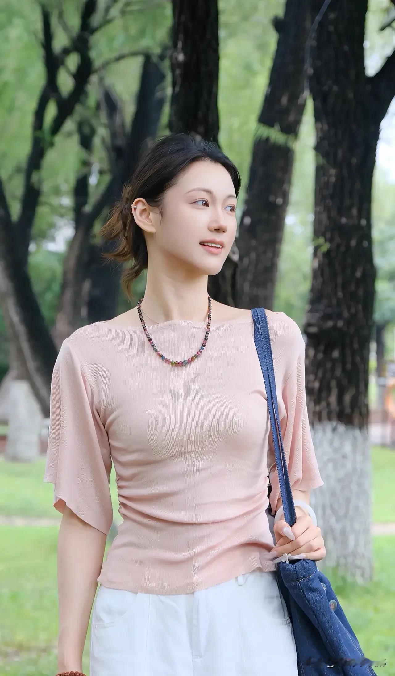 气质不是刻意，是骨子里的从容。举手投足皆优雅，一笑一颦尽温柔。今天