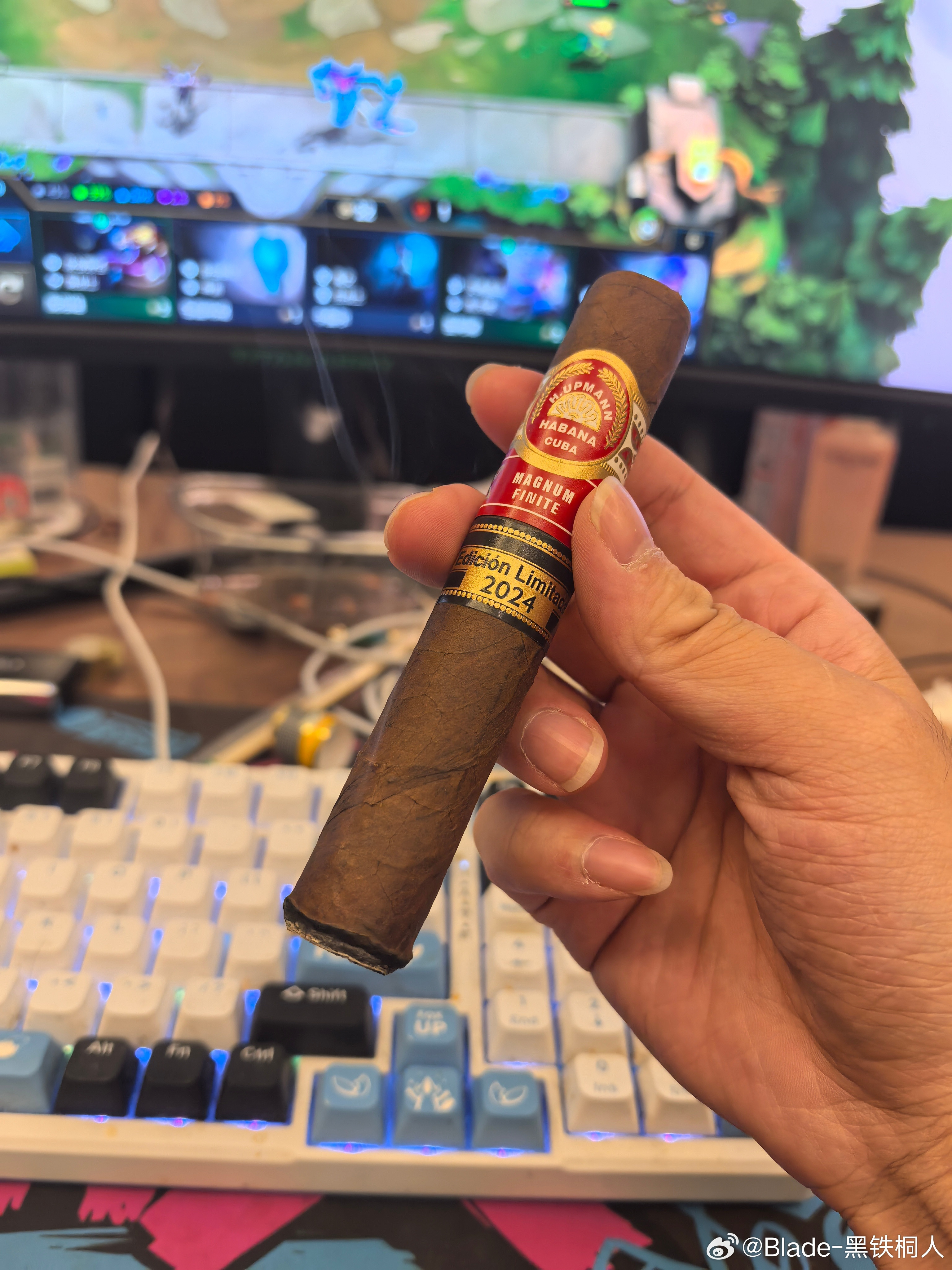 晚上来一根乌普曼这个味道比较顺了感觉像老蒙特[笑着哭][笑着哭]​​​