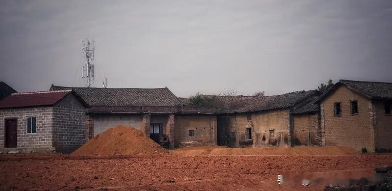 国内没有“斩杀线”，靠的正是农村这个大后方。如今全国14亿人口中，超8亿仍是农