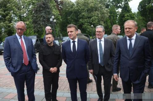 11月21日，乌克兰独通社报道，欧洲主要盟友站在了泽连斯基一边。德国总理默茨、法