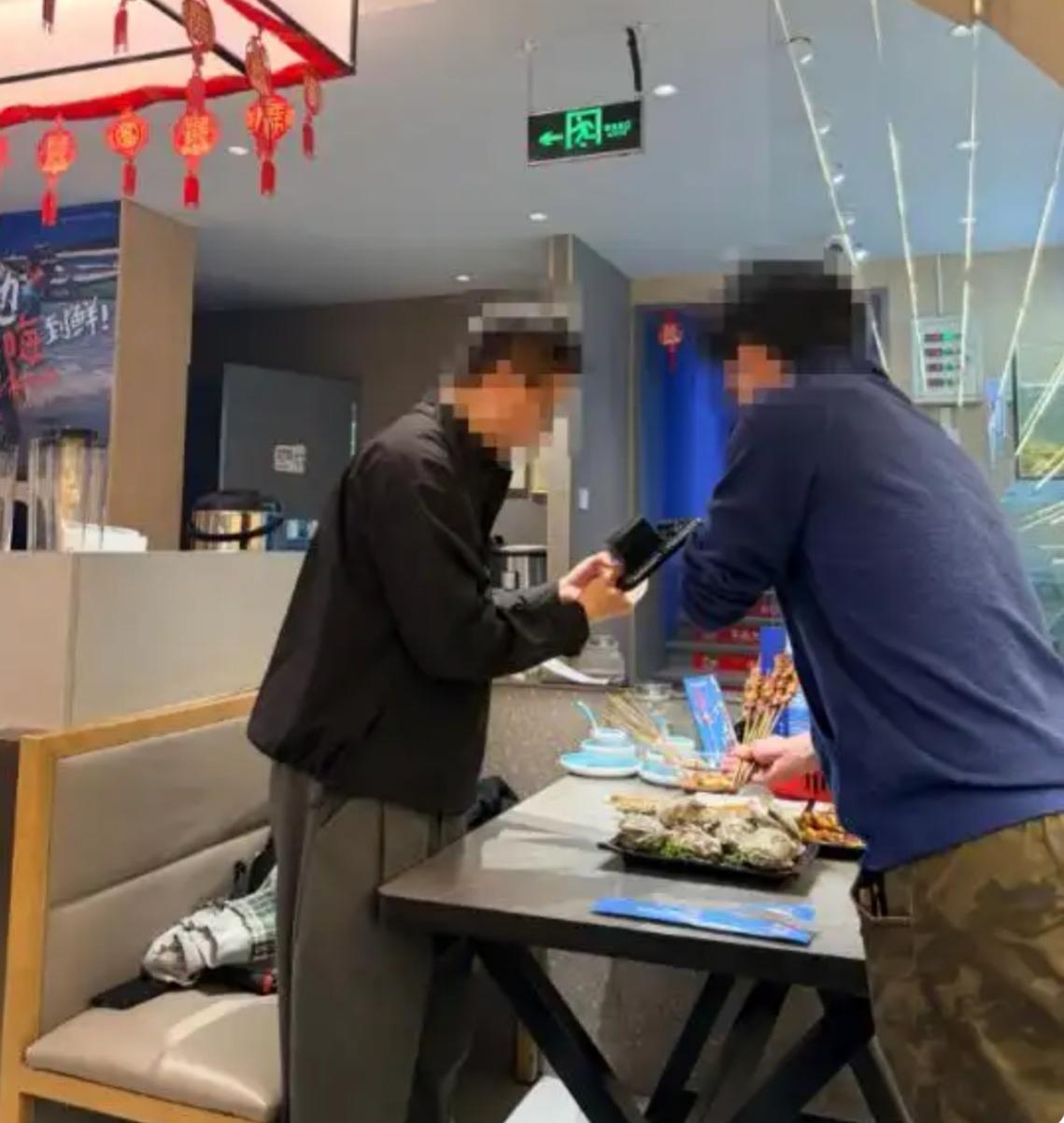 吃一口就倒掉，探店博主的“大方”，我们看不下去了！最近看到不少视频，真让人心