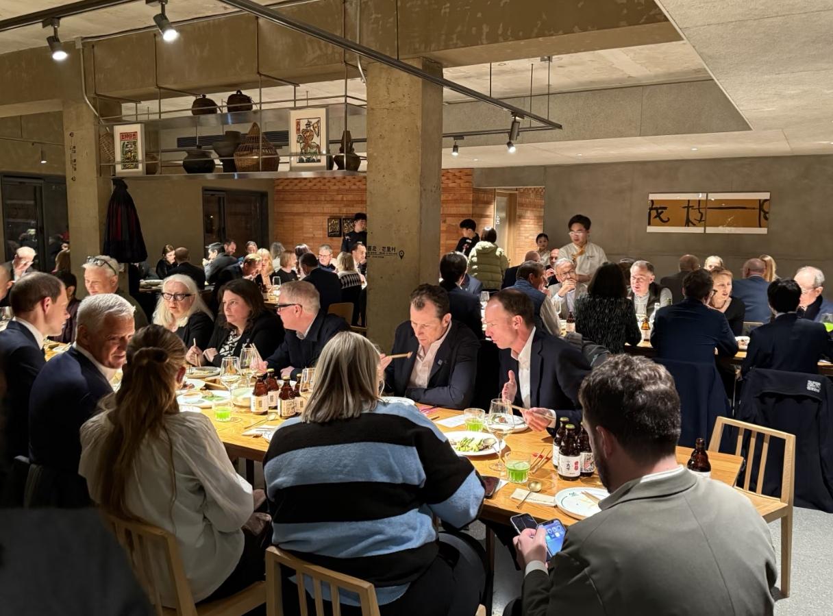 不按套路！斯塔默带团打卡三里屯，一顿云南菜吃出新式外交范儿斯塔默大老远跑北京