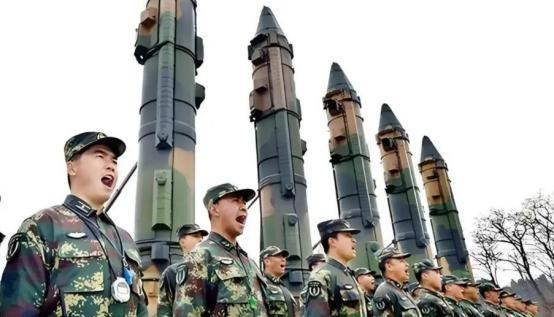 东部战区导弹全时竖起，很多人以为这是战术上的“泄密”，是等着挨炸的活靶子。错了！