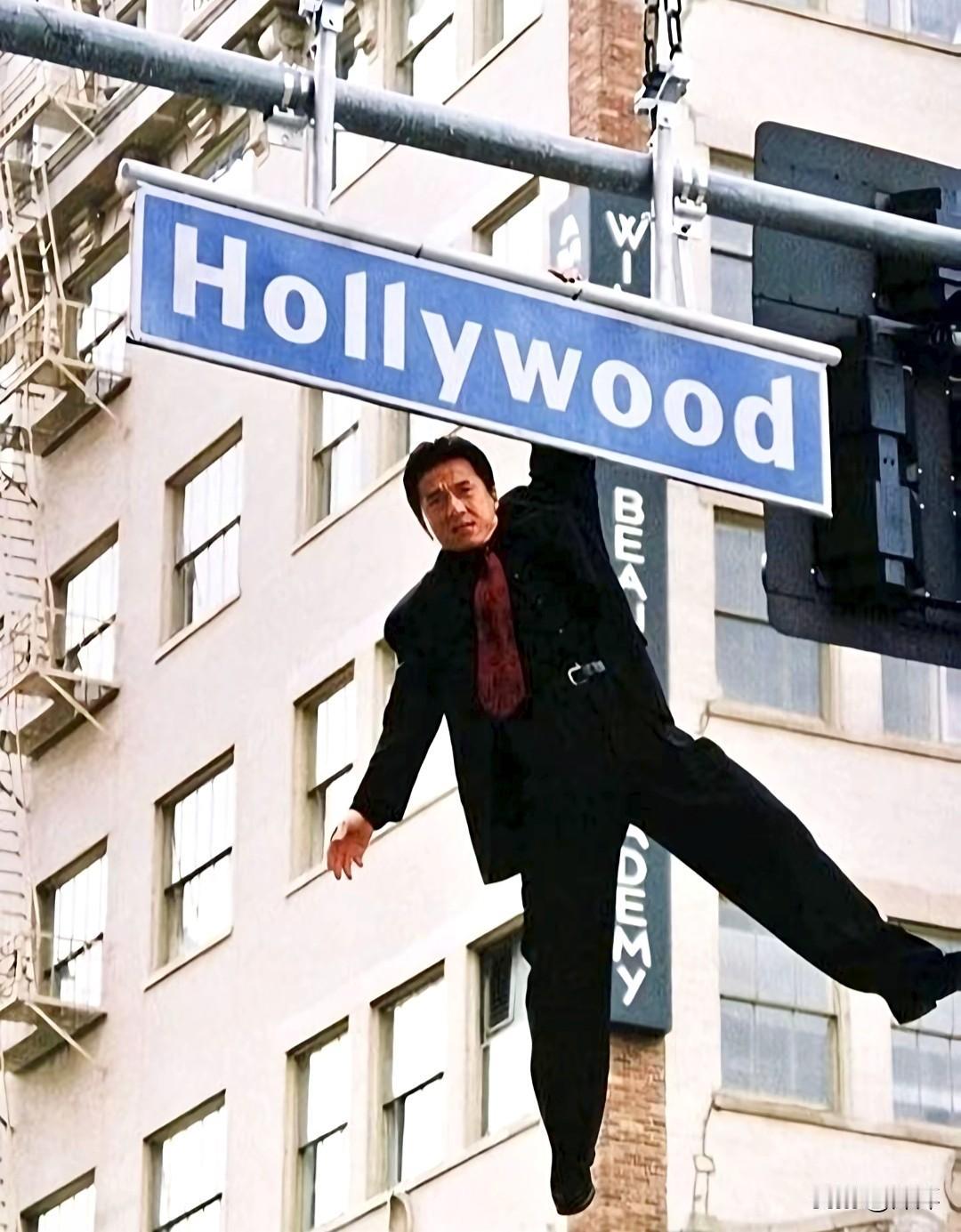成龙大哥在美国拍电影单手抓着广告牌。