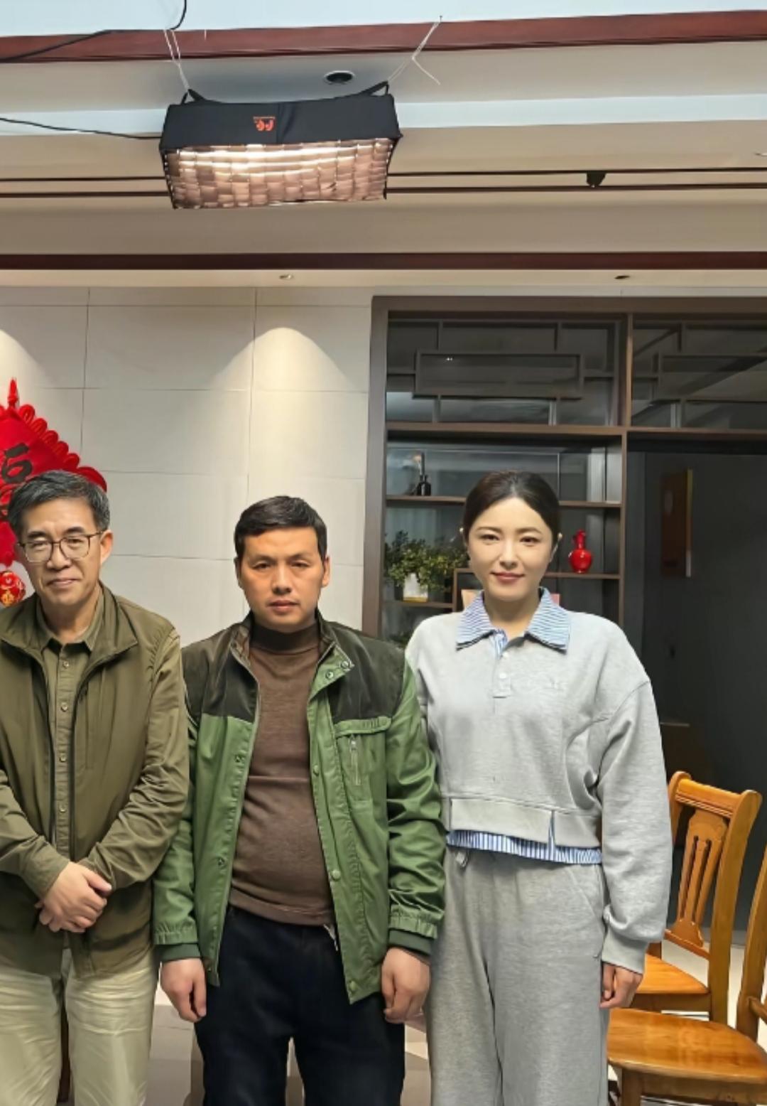 49岁曾黎和好友聚会，31岁王嘉宁低调现身尽显情商！12月15日，有网友晒出演