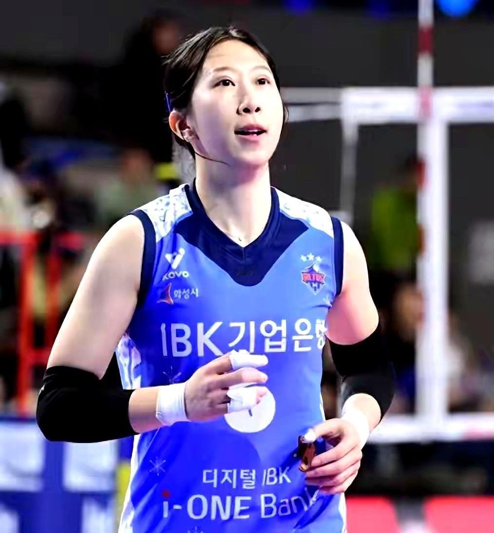 陈馨彤，30岁，身高178cm，二传。她这次未留天津女排，球迷抱不平，有人称