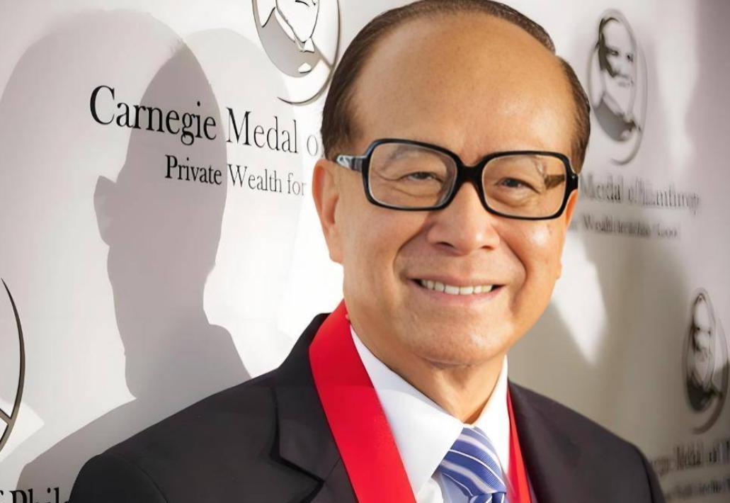 李嘉诚这回还能翻身吗？说实话，这事儿难。2025年一开年，他就把上海和黄药业